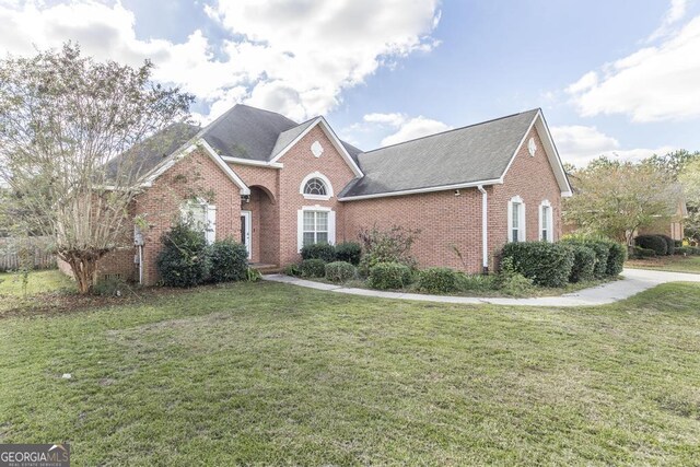 view of front property featuring a front yard