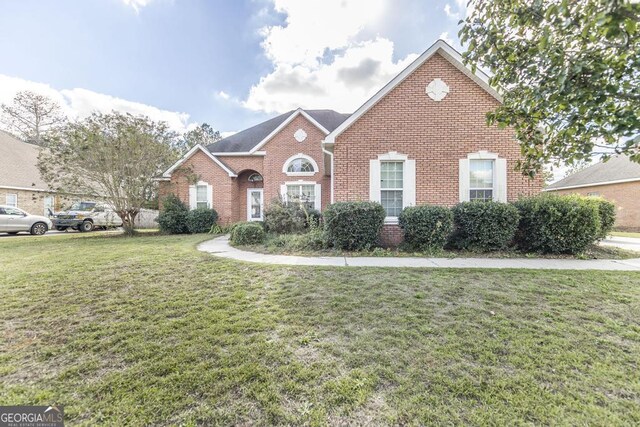 front of property with a front lawn