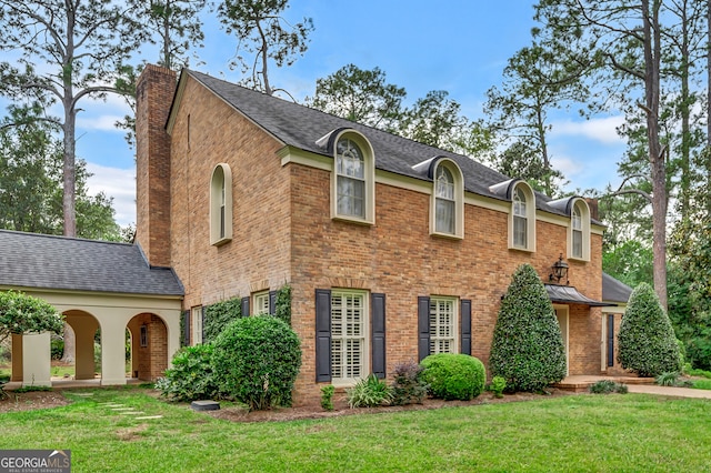 colonial inspired home featuring a front yard