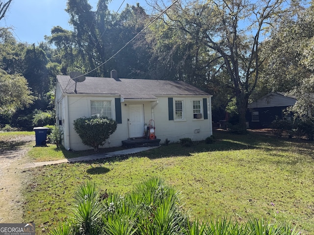 single story home with a front yard