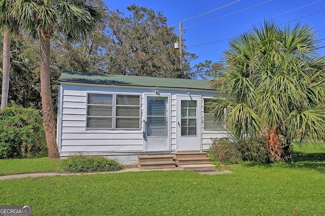 view of front of house featuring a front lawn