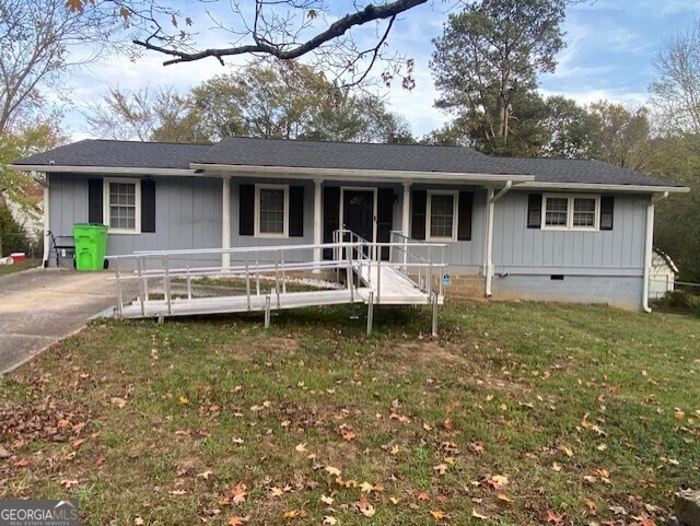 view of front facade with a front yard and a porch