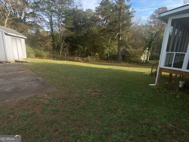 view of yard with a storage shed