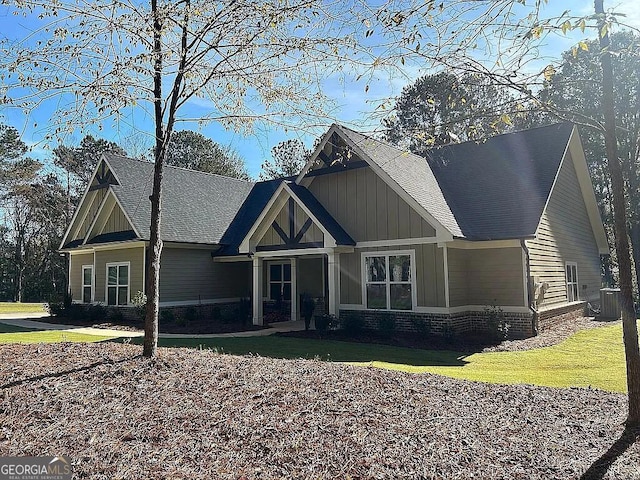 view of front facade with a front lawn