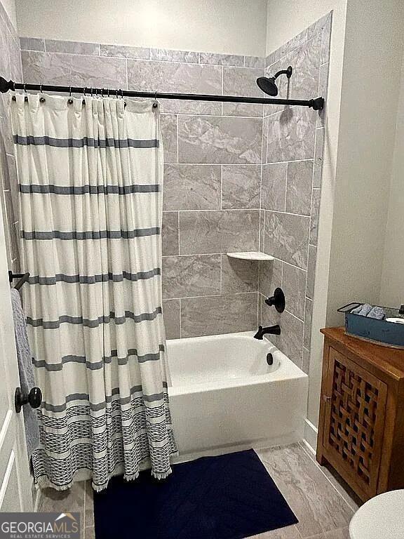 bathroom featuring shower / bath combo with shower curtain