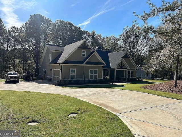 view of front of property featuring a front lawn