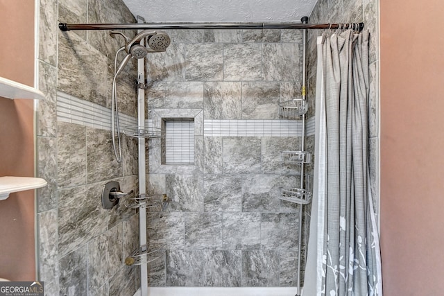 bathroom featuring a shower with shower curtain