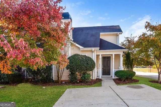 view of front of property with a front yard