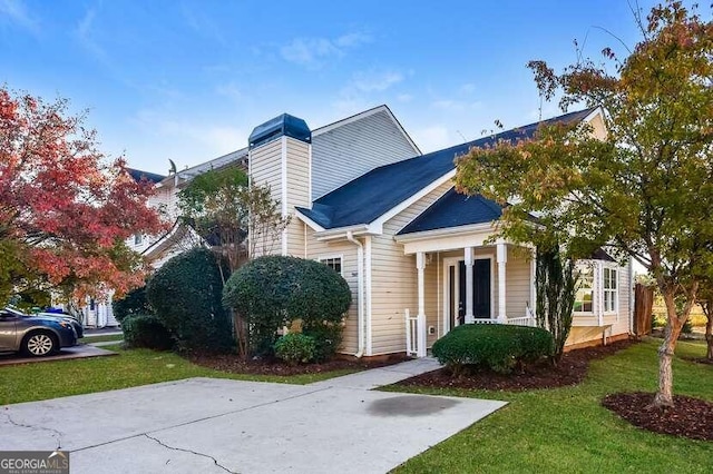 view of front of property featuring a front yard