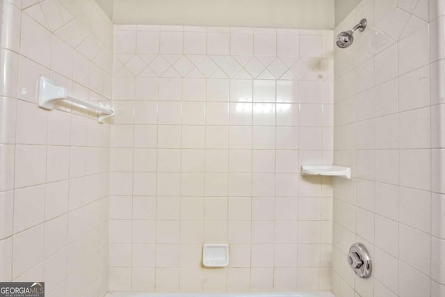 bathroom with tiled shower / bath combo