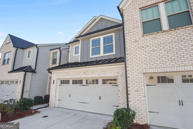 view of front facade featuring a garage