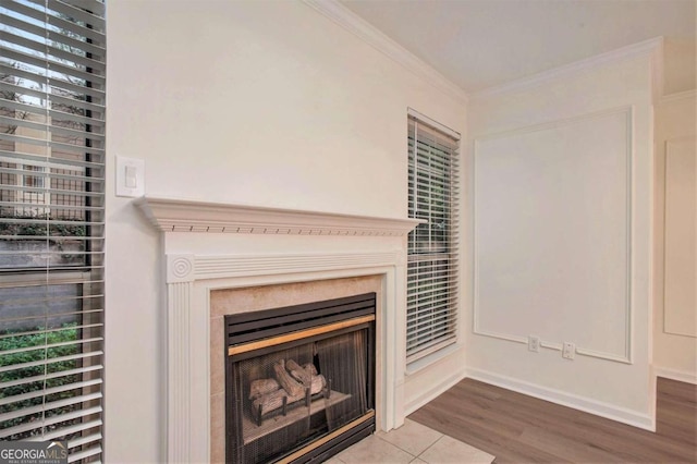 details with wood-type flooring and crown molding