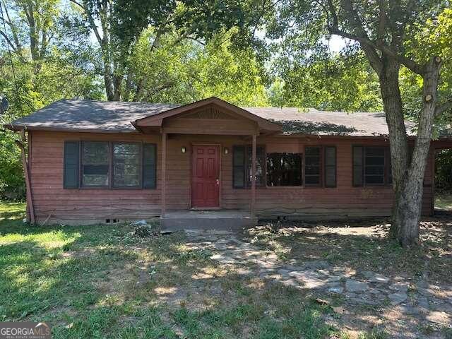 single story home with a front lawn