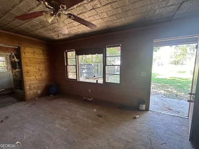 empty room with ceiling fan