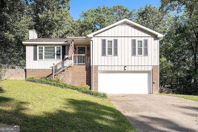 view of front of home featuring a front lawn and a garage