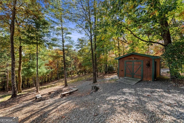 view of yard with a shed