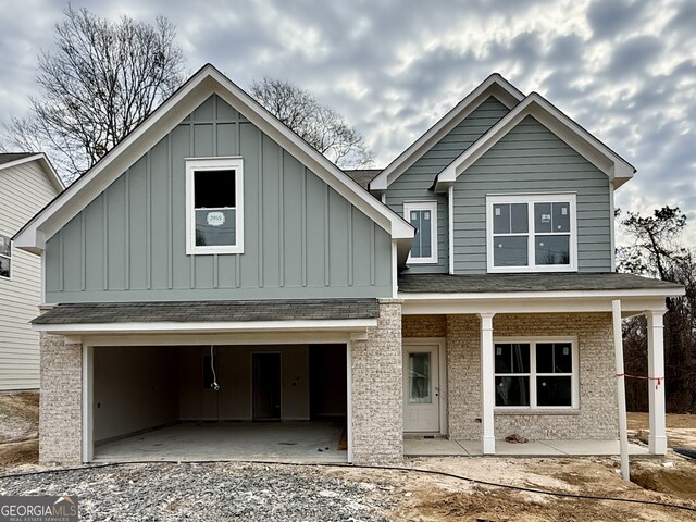 view of front of house featuring a garage