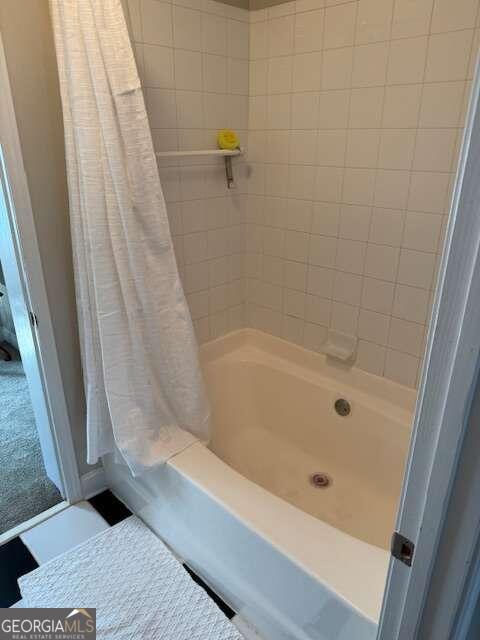 bathroom with shower / bath combo