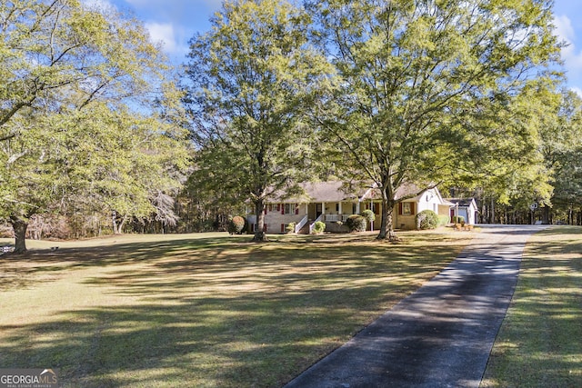 view of front of property featuring a front yard