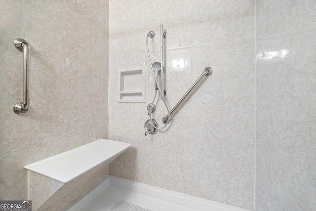 bathroom featuring tiled shower