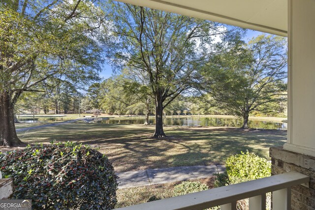 view of yard featuring a water view