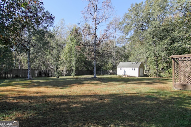 view of yard featuring a storage shed