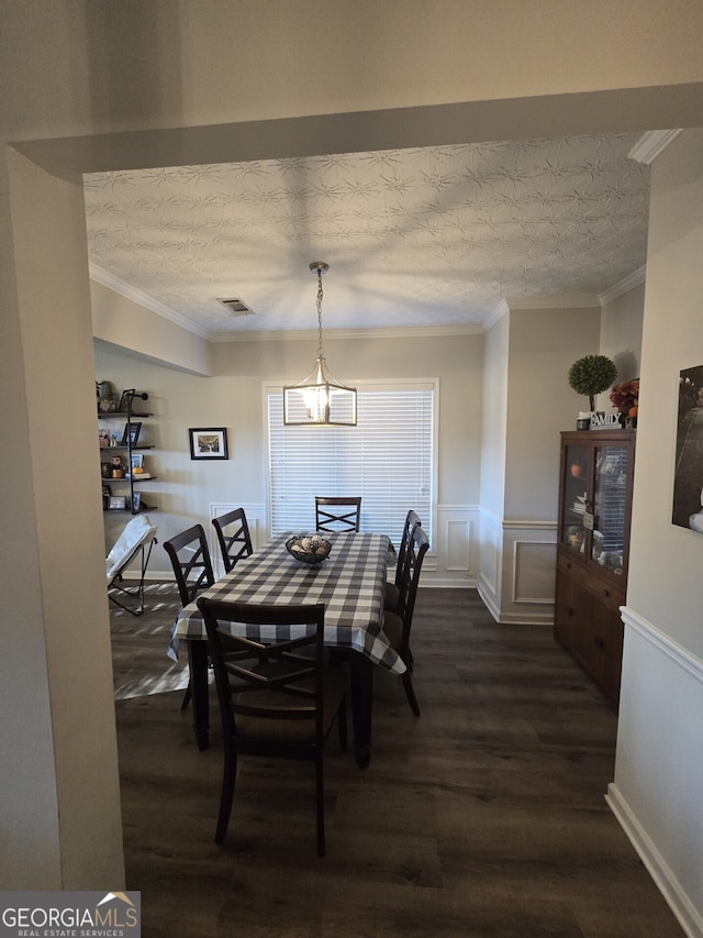 dining space featuring a textured ceiling, dark hardwood / wood-style floors, crown molding, and a notable chandelier