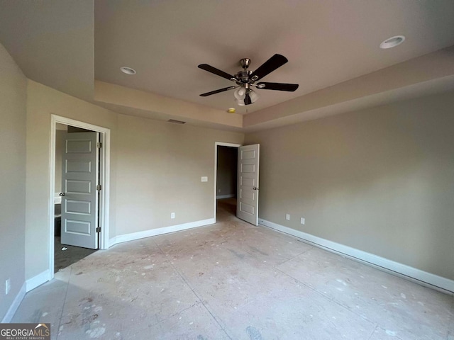 unfurnished bedroom featuring a tray ceiling and ceiling fan