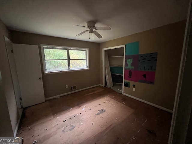 unfurnished bedroom featuring ceiling fan and a closet