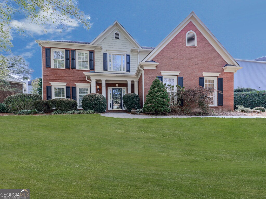 view of front facade with a front lawn