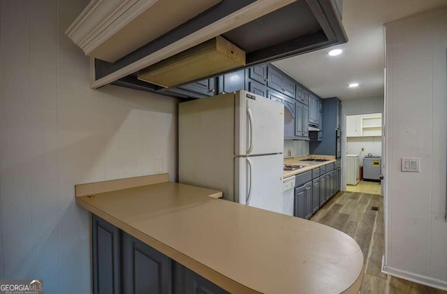 kitchen featuring kitchen peninsula, white appliances, light hardwood / wood-style flooring, and gray cabinetry