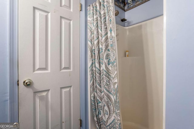 bathroom featuring a shower with shower curtain