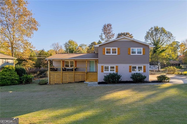 view of front of property featuring a front lawn