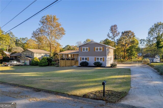 view of front of property featuring a front lawn