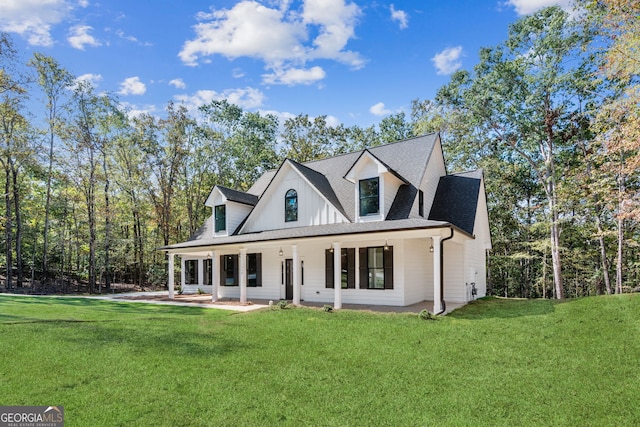 view of front of home featuring a front yard