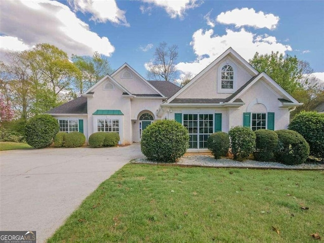 view of front of home featuring a front lawn