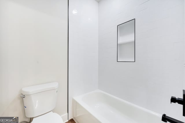 bathroom with toilet and tiled shower / bath