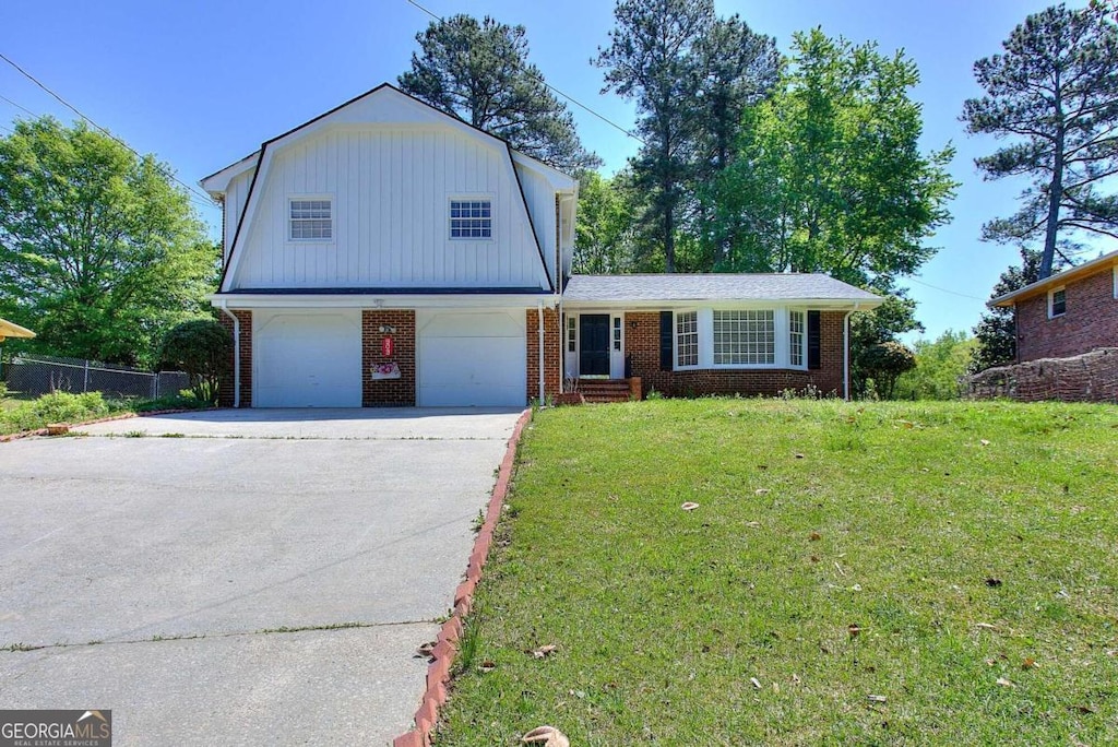 view of front of property featuring a front yard and a garage