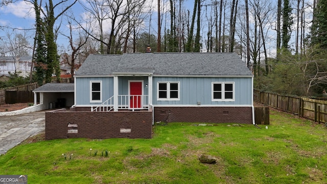 view of front of property featuring a shingled roof, a front yard, fence, and crawl space