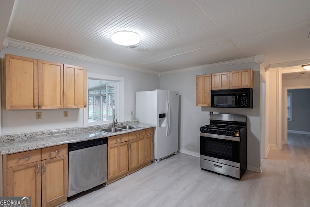 kitchen featuring a sink, light wood-style floors, appliances with stainless steel finishes, and crown molding