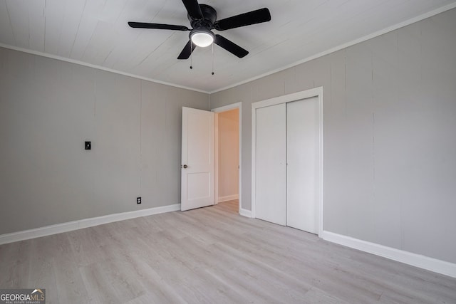 unfurnished bedroom with baseboards, light wood-style flooring, ceiling fan, a closet, and crown molding