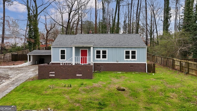 view of front of property featuring crawl space, a front yard, and fence