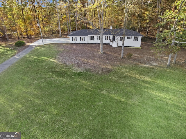 view of front of home featuring a front yard