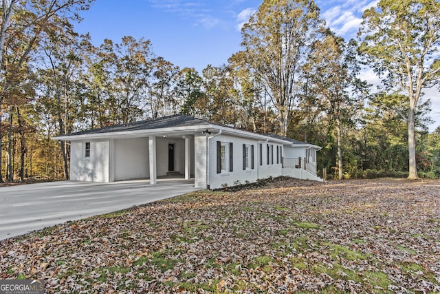 view of front of home featuring a carport