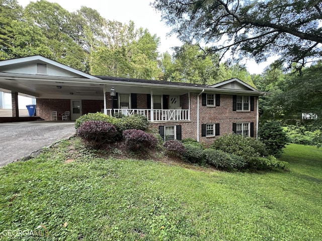 view of front of home featuring a carport and a front yard