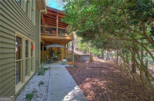 view of yard featuring a patio