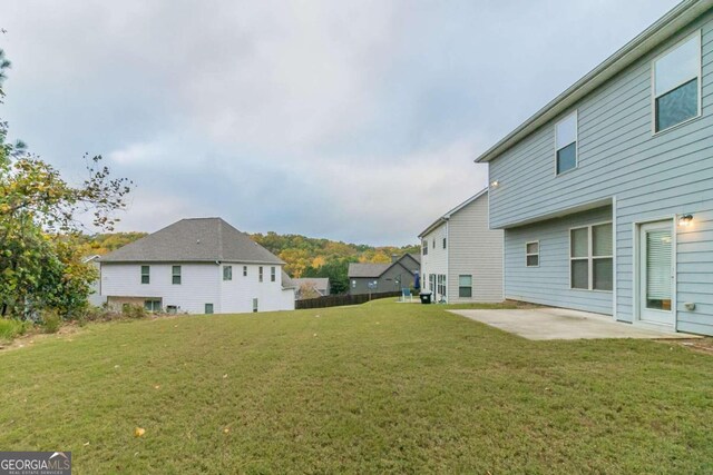 view of yard featuring a patio