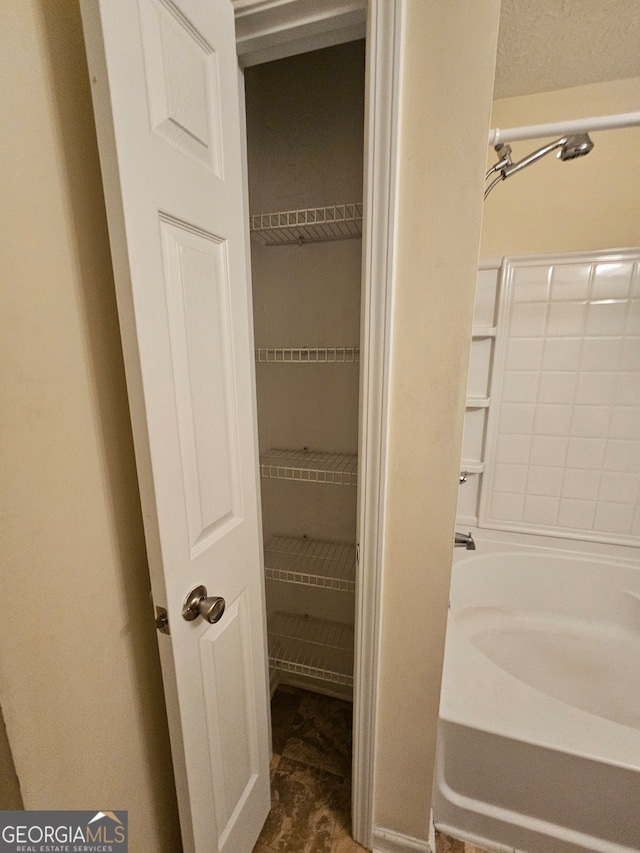 bathroom featuring tiled shower / bath