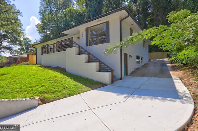 view of front of home with a front lawn