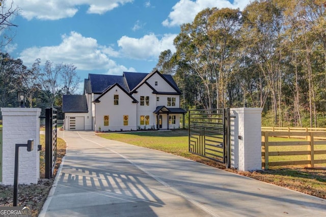 view of front of home featuring a front lawn